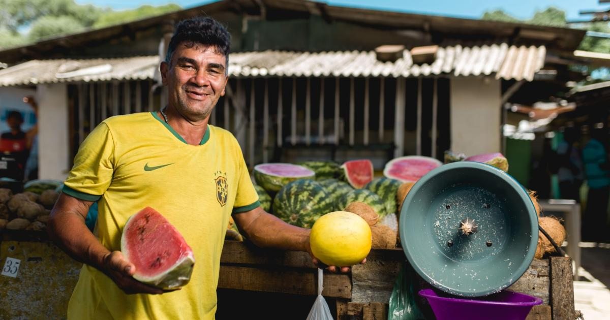 Feirantes e bancas em equipamento de abastecimento de Maceió