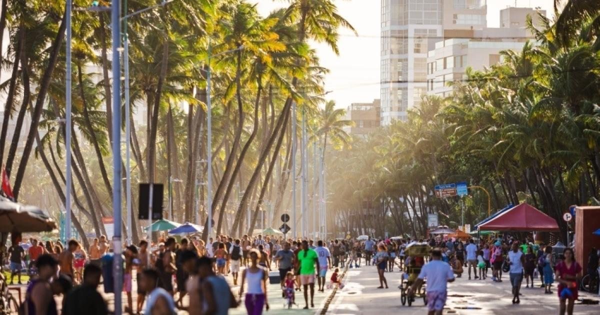 Moradores e visitantes utilizam a orla de Ponta Verde para atividades de lazer