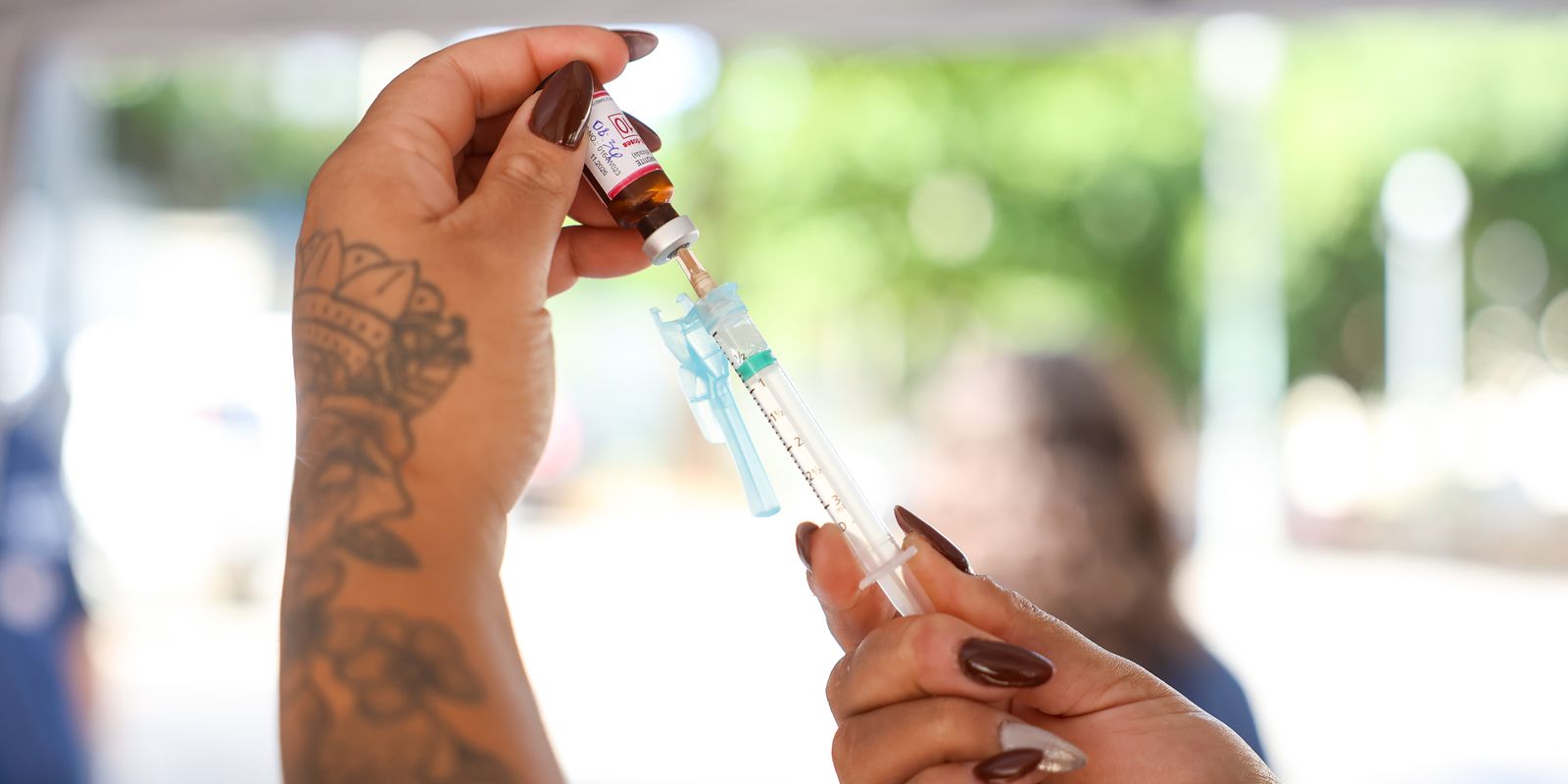 Profissional aplica vacina durante campanha de imunização, em foto de arquivo