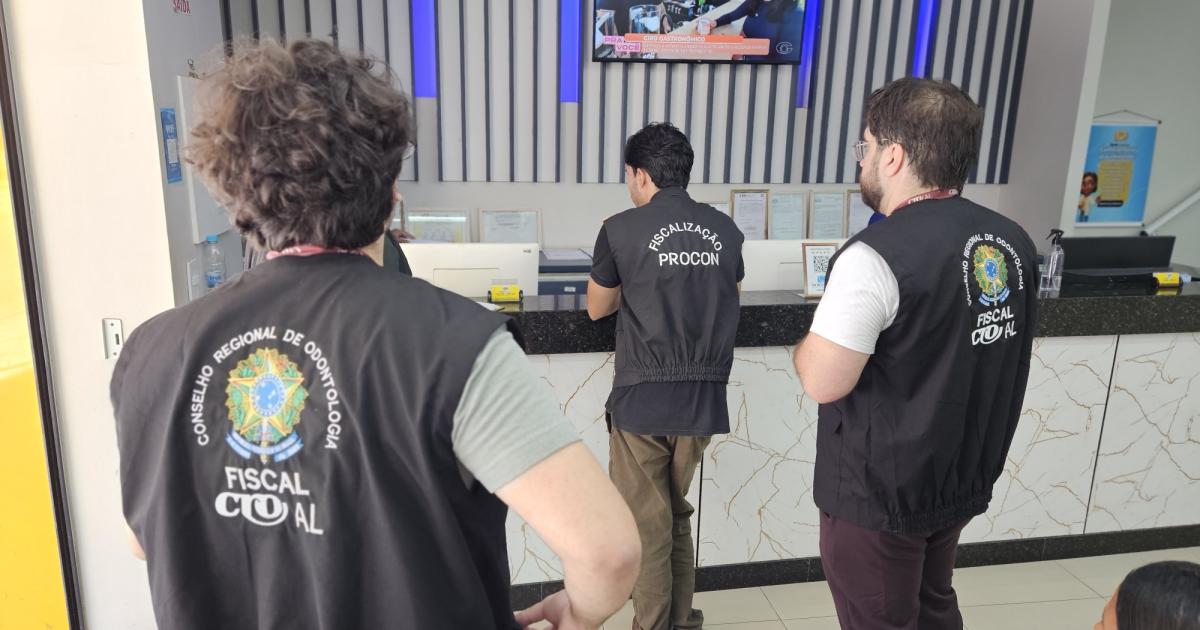 Fiscais do Procon Maceió e do CRO-AL durante vistoria em clínica odontológica