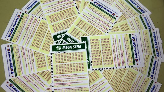 Volantes da Mega-Sena ao lado de bolas usadas nos sorteios, em imagem de arquivo