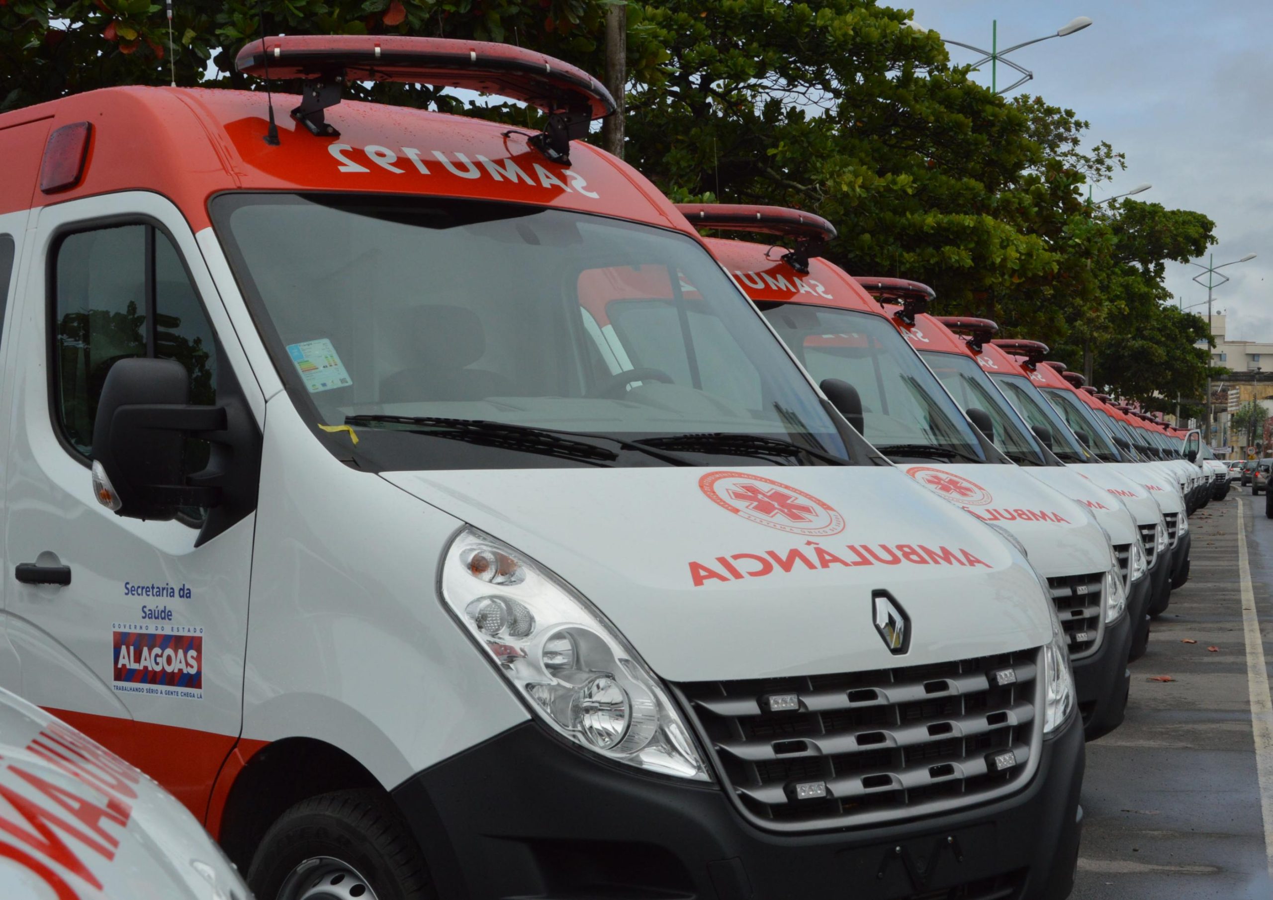 Ambulâncias do Samu de Alagoas estacionadas em fila; foto de arquivo divulgada em janeiro de 2026, não feita no local do acidente.