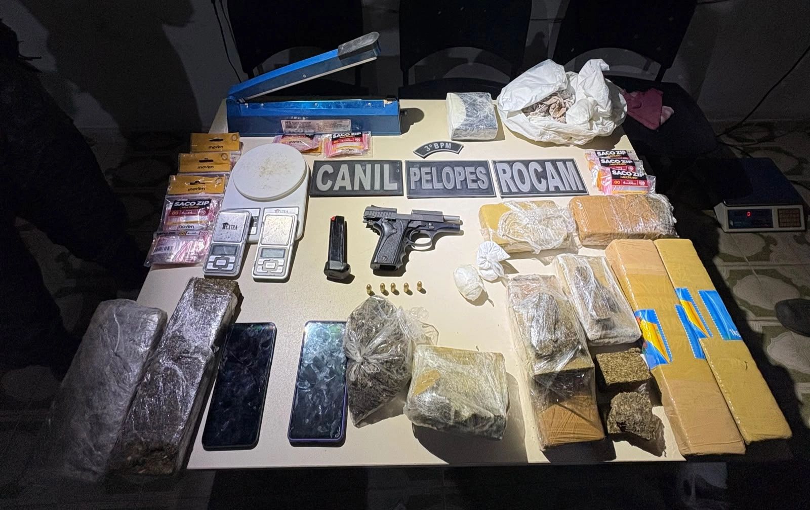 Tabletes de maconha, porções de cocaína, arma e equipamentos apreendidos pela Polícia Militar em Arapiraca
