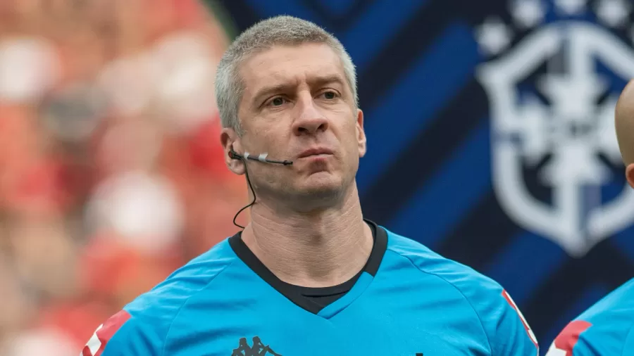 Árbitro Anderson Daronco durante partida de futebol, em foto de arquivo