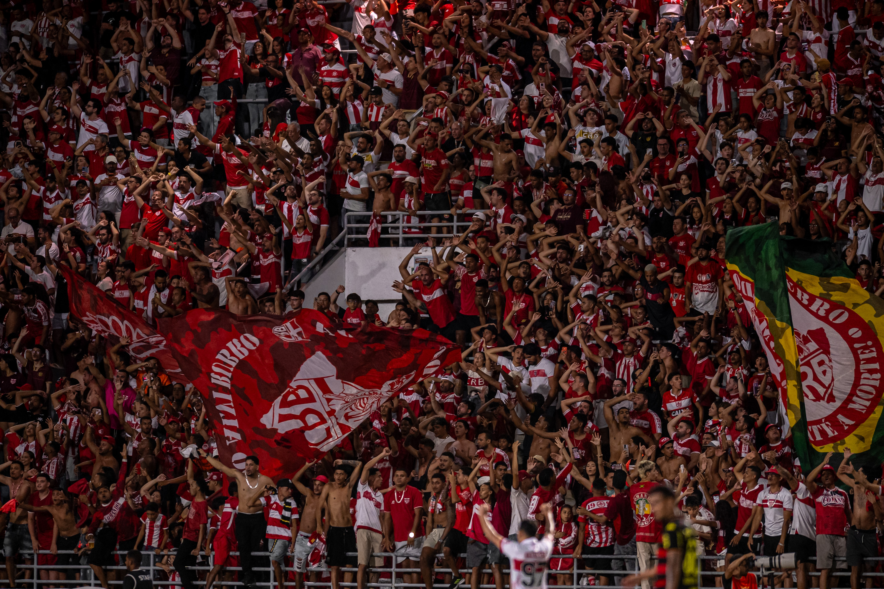 Torcedores do CRB nas arquibancadas do Estádio Rei Pelé; imagem de arquivo