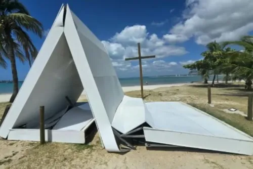 Estrutura da Capelinha do Jaraguá caída após ventos fortes em Maceió