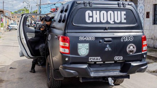 Policiais militares durante ocorrência que terminou com suspeito preso em Maceió