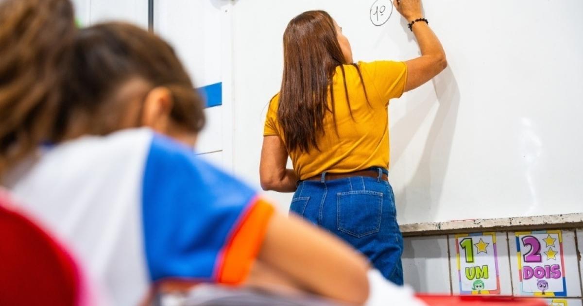 Professor em sala de aula da rede municipal de Maceió, em foto de arquivo