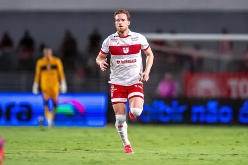 Lucas Lovat em ação com a camisa do CRB durante partida