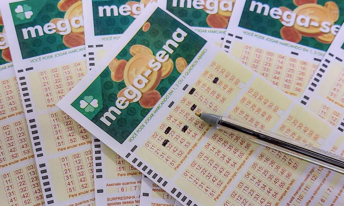 Globo de sorteio da Mega-Sena com bolas numeradas, em foto de arquivo.