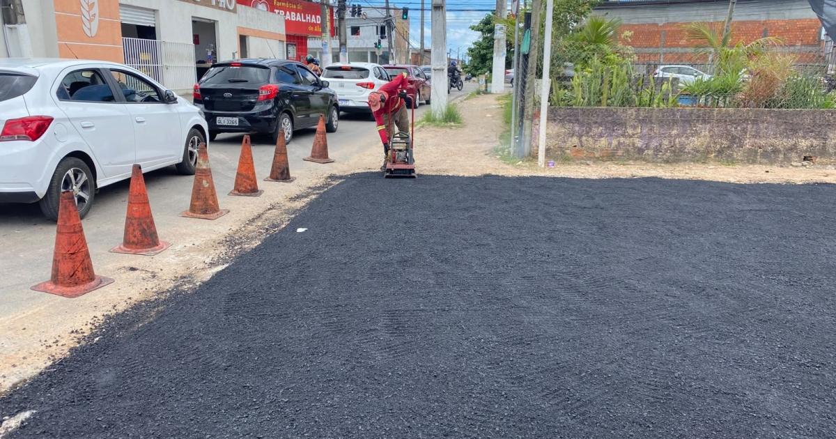Trabalhador realiza reparo no asfalto em uma rua de Maceió, em foto de arquivo