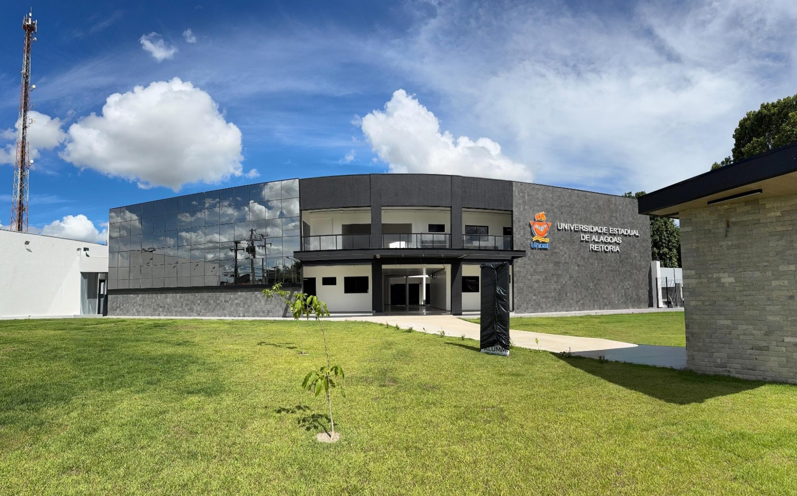 Candidata realiza prova de concurso público em sala de aula; foto de arquivo