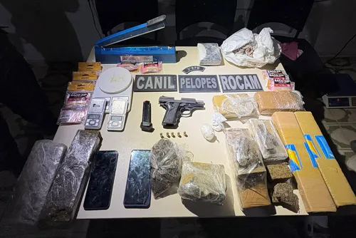 Drogas, pistola, munições, balanças e embalagens apreendidas pela polícia em Arapiraca