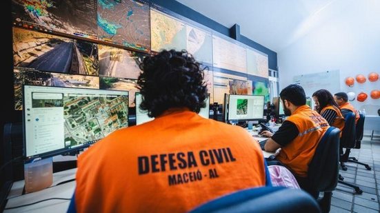Equipe acompanha o monitoramento meteorológico na Defesa Civil de Maceió