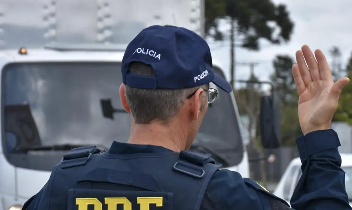 Agente da Polícia Rodoviária Federal sinaliza rodovia durante fiscalização; foto de arquivo