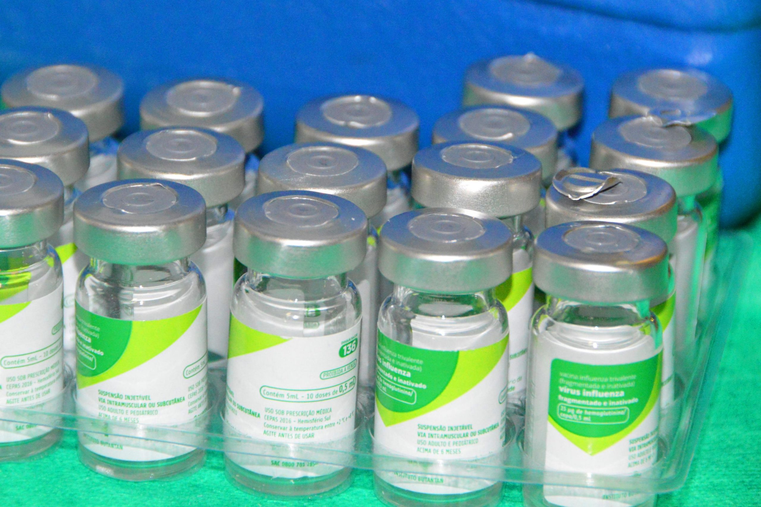 Frascos de vacina contra a influenza usados em campanha de imunização em Alagoas