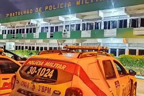 Viatura da Polícia Militar na entrada de motel onde ocorreu confronto em Arapiraca