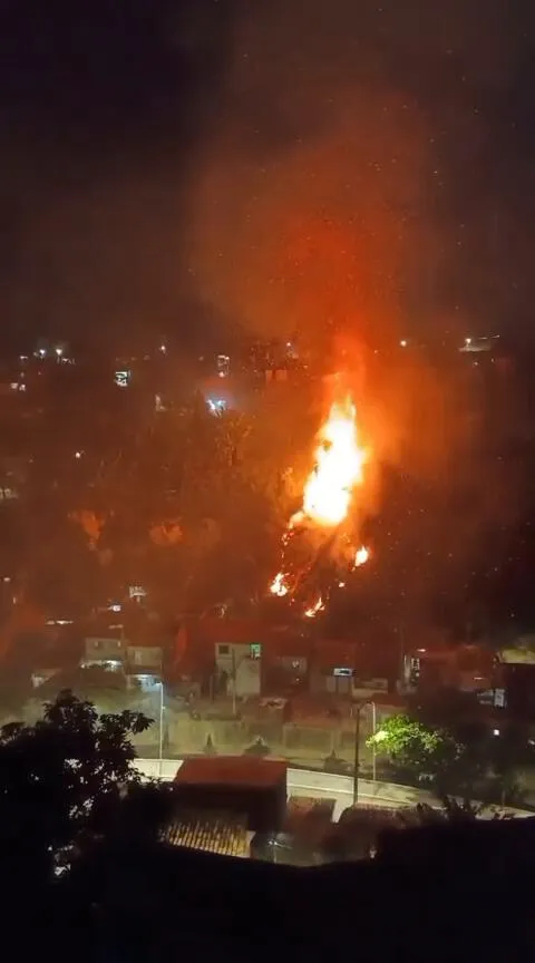Chamas atingem área de mata na encosta do Vale do Reginaldo durante a noite