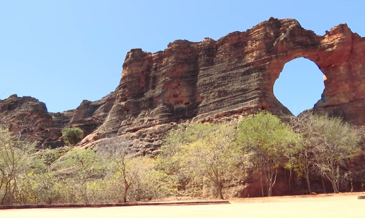 Formação rochosa Pedra Furada, no Parque Nacional Serra da Capivara, em imagem do Caminhos da Reportagem.