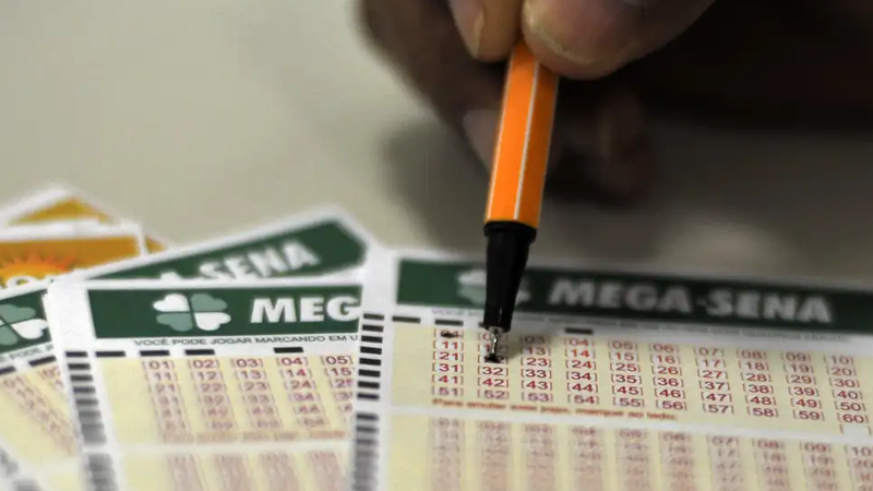 Apostador marca números em volante da Mega-Sena; imagem de arquivo