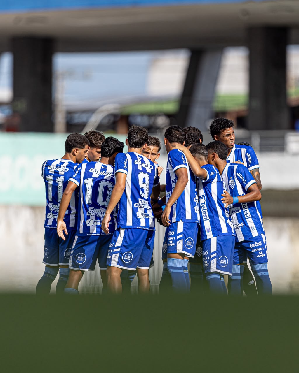 Jogadores do CSA Sub-20 reunidos em campo após uma partida anterior; foto de arquivo