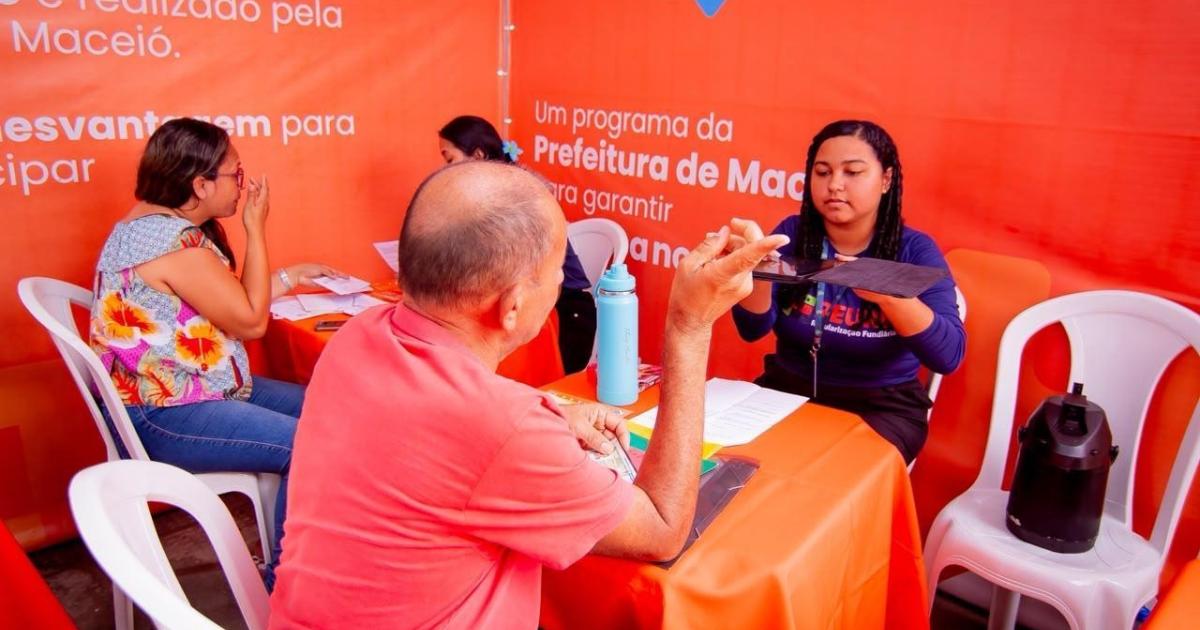 Morador recebe atendimento de equipe do programa Minha Casa Legal