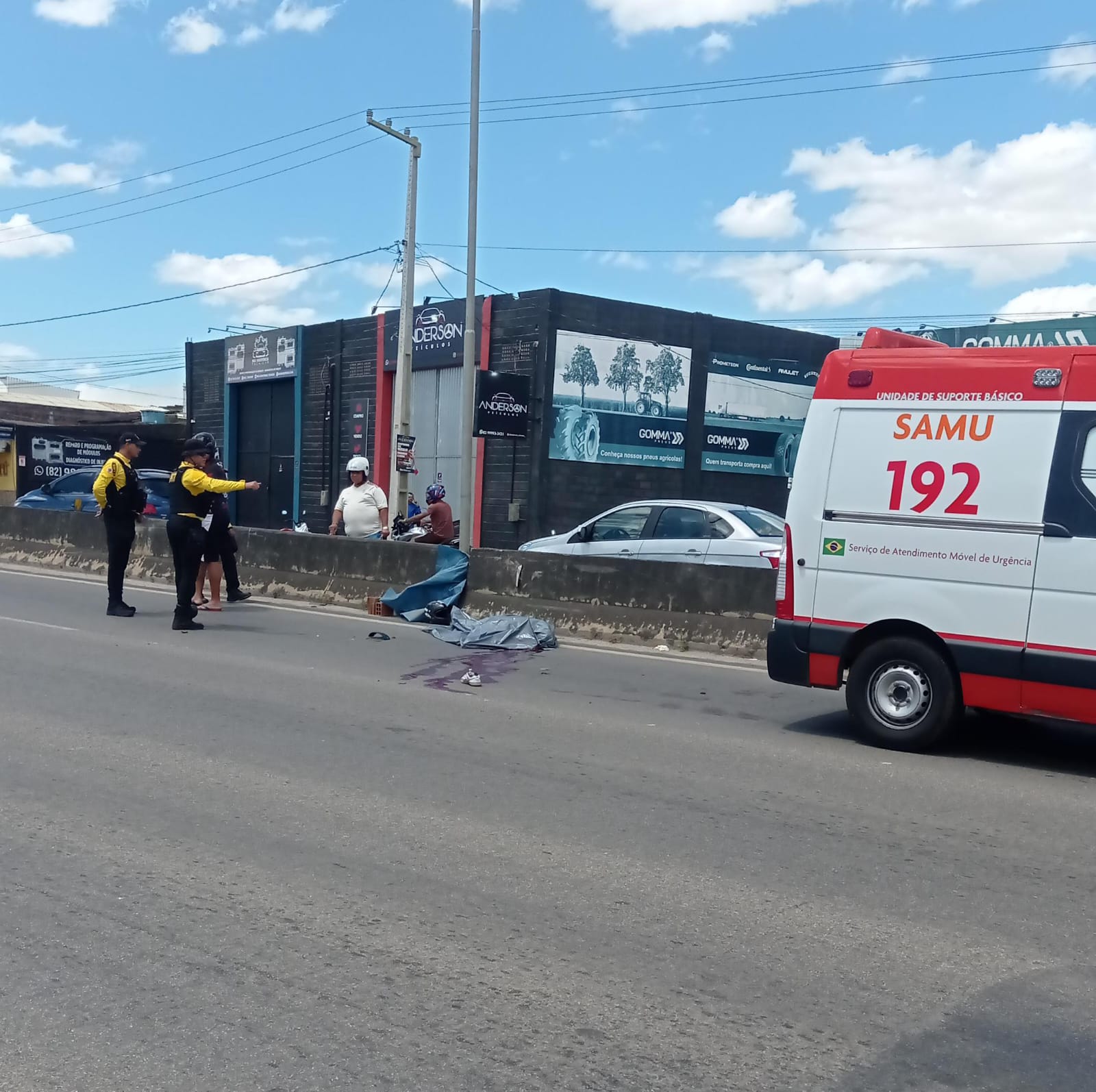 Equipes de trânsito e do Samu atendem acidente com motociclista na AL-110, em Arapiraca.