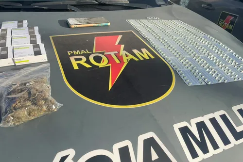 Policial militar revista homem durante abordagem no bairro Santa Lúcia, em Maceió