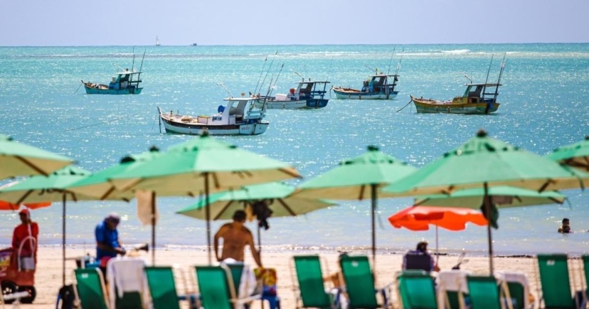 Barcos no mar e guarda-sóis na praia de Maceió; fotografia de arquivo usada para ilustrar a previsão do tempo.