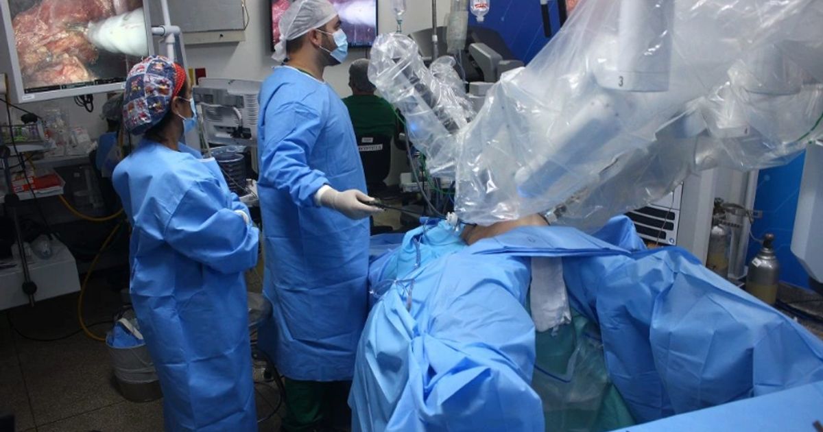 Foto de arquivo mostra equipe médica durante cirurgia robótica na Santa Casa de Maceió