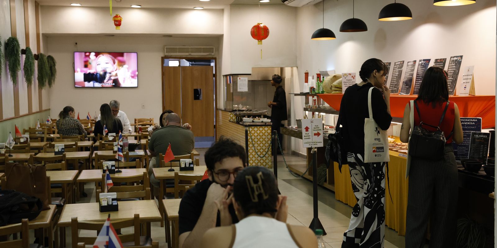 Salão de restaurante no Rio de Janeiro, em foto de arquivo que ilustra o setor de serviços