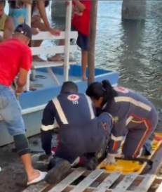 Socorristas atendem mulher após queda de ponte na Barra de Santo Antônio