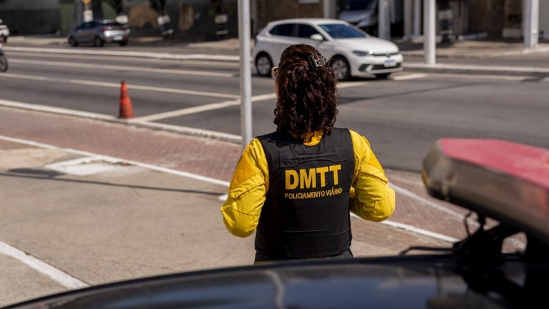 Agente do DMTT acompanha o trânsito em avenida de Maceió