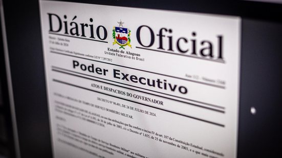 Candidato preenche formulário de inscrição em computador, em imagem de arquivo