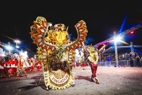 Integrantes de grupos de Bumba Meu Boi se apresentam na arena do festival em Maceió