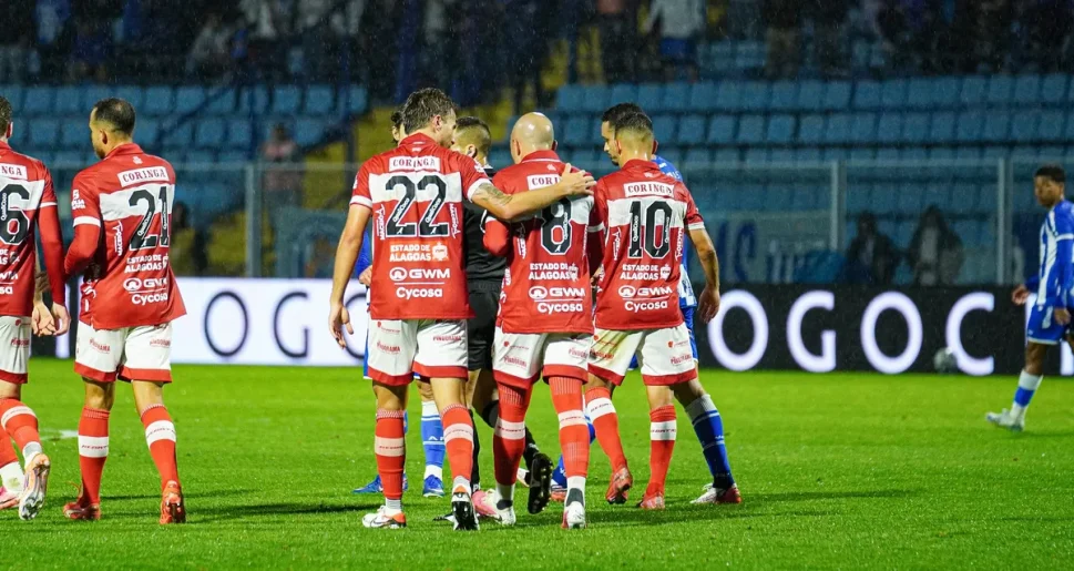 Jogadores do CRB comemoram durante partida anterior; imagem de arquivo