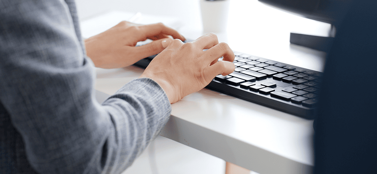 Pessoa utilizando um teclado de computador; foto ilustrativa de arquivo divulgada pelo Inep.