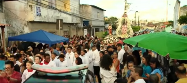 Fiéis participam de procissão em homenagem a Nossa Senhora Aparecida no bairro da Ponta Grossa, em Maceió