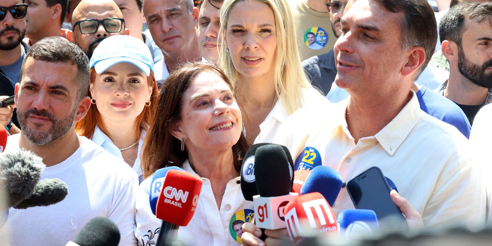 Flávio Bolsonaro fala com jornalistas no Rio de Janeiro em 9 de outubro de 2026; foto de arquivo, sem relação com a investigação.