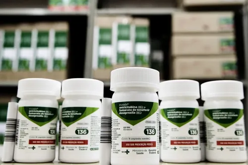 Pessoa segura medicamentos antirretrovirais usados na profilaxia pós-exposição ao HIV