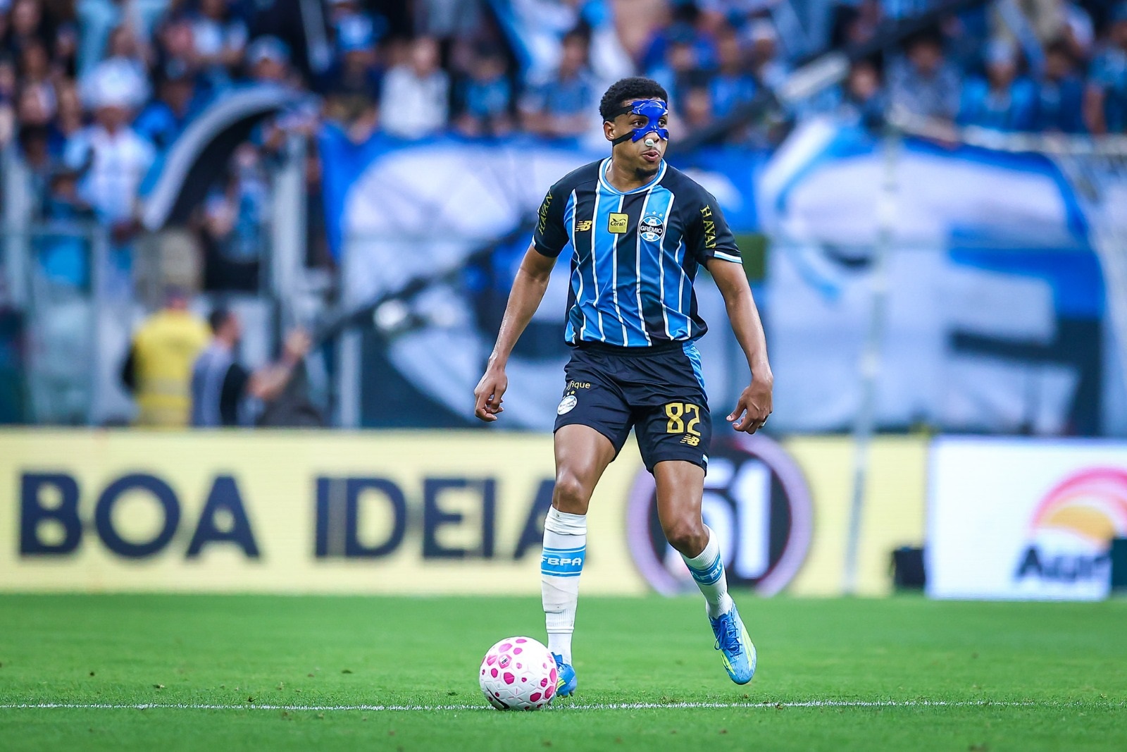 Wallace, zagueiro revelado pelo CRB, conduz a bola com a camisa do Grêmio