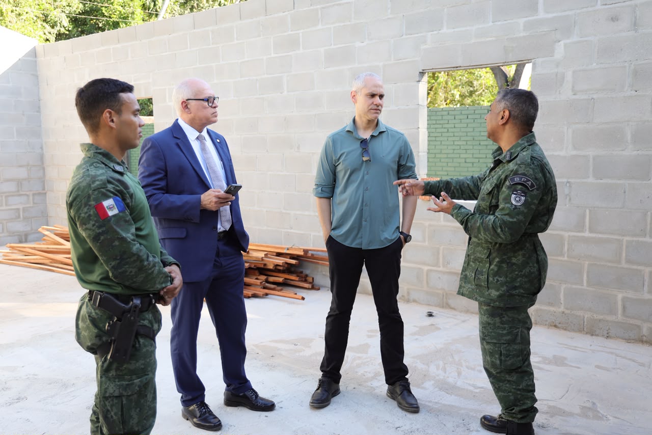 Integrantes do Ministério Público e policiais ambientais visitam espaço em construção no BPA, em registro institucional de 14 de outubro de 2026.