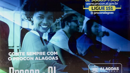 Mulher utiliza cartão para realizar uma compra pela internet em imagem de orientação do Procon Alagoas.