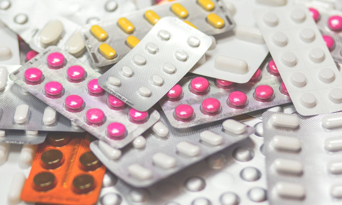 Foto de arquivo de frascos e cartelas de medicamentos sobre uma mesa