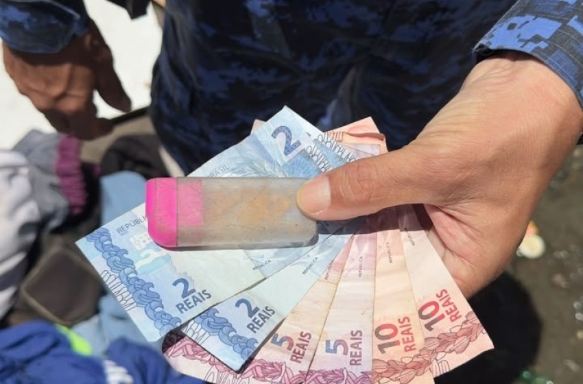 Agente municipal segura dinheiro apreendido durante ação na Levada