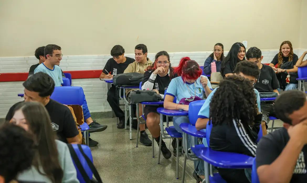 Estudante preenche caderno de questões durante preparação para o Enem; foto de arquivo