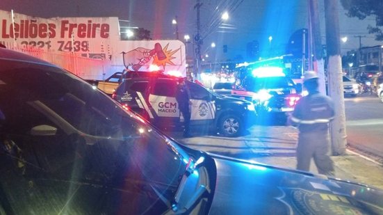 Agentes durante operação que recuperou veículo roubado na Pitanguinha