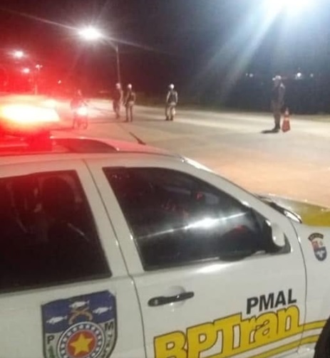 Viatura do BPTran e militares durante atendimento noturno à ocorrência em Maceió