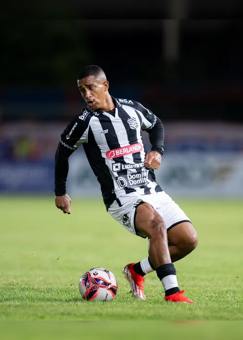 Atacante Zé Carlos em campo com o uniforme do Figueirense durante partida