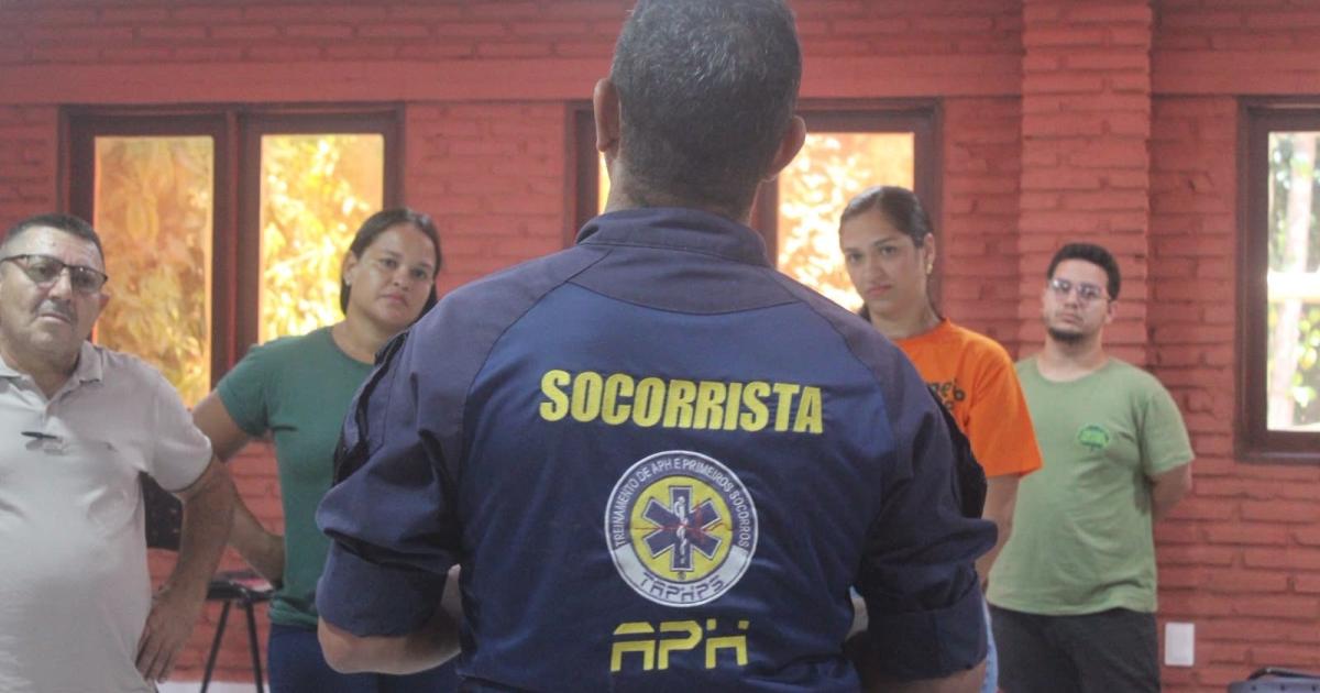 Socorrista orienta servidores durante treinamento de primeiros socorros no Parque Municipal de Maceió.
